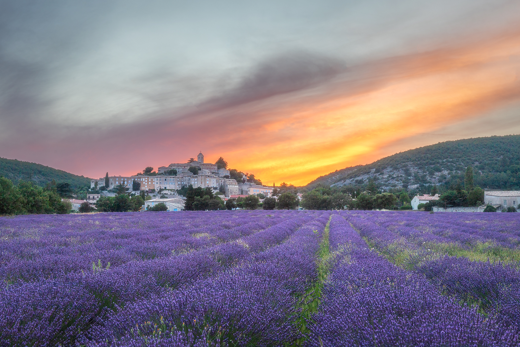 le village de Banon avec la lavande en fleur
