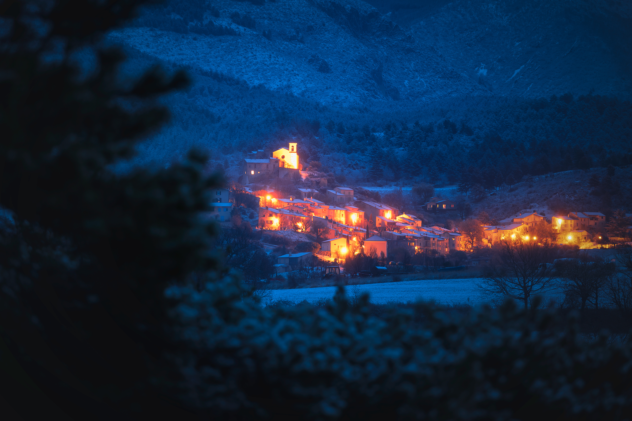 Le village de Saint-Jurs sous la neige