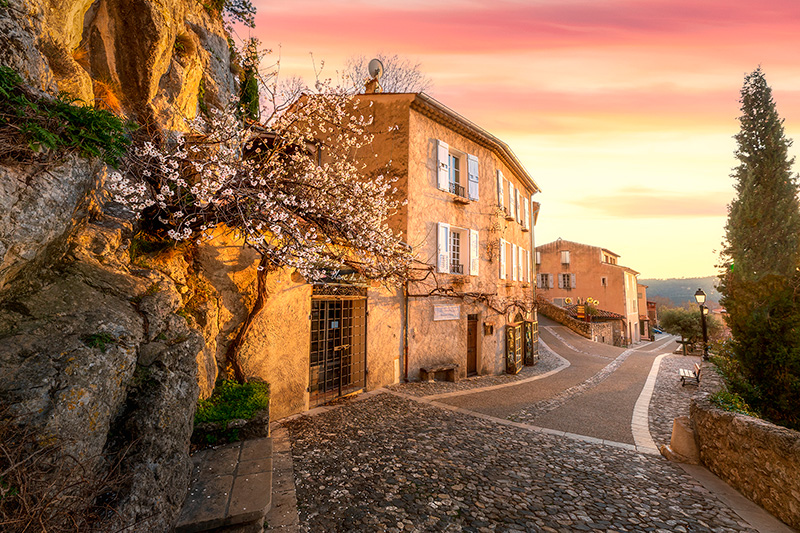 Les rues pavées du village de Moustiers-Sainte-Marie au coucher du soleil