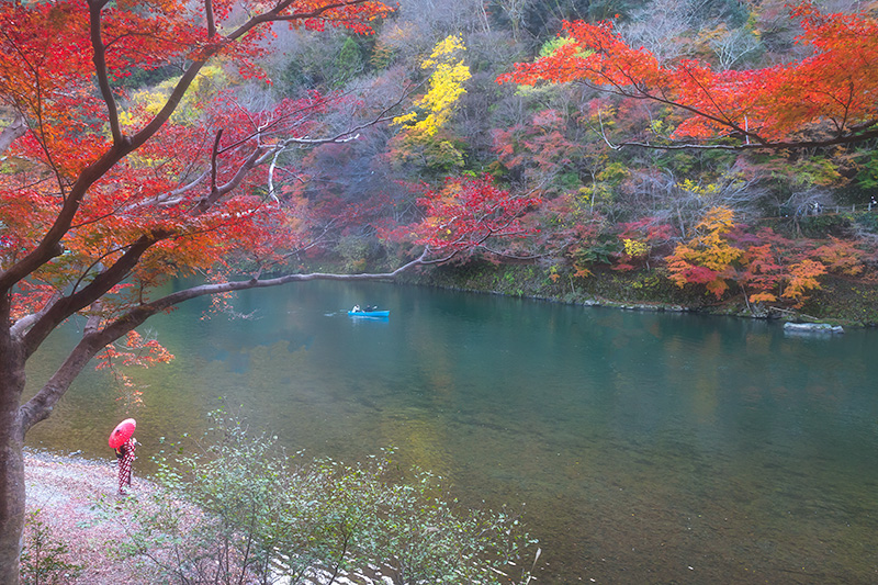 Katsura river, Arashiyama en automne. Un bateau navigue sur le cours d'eau