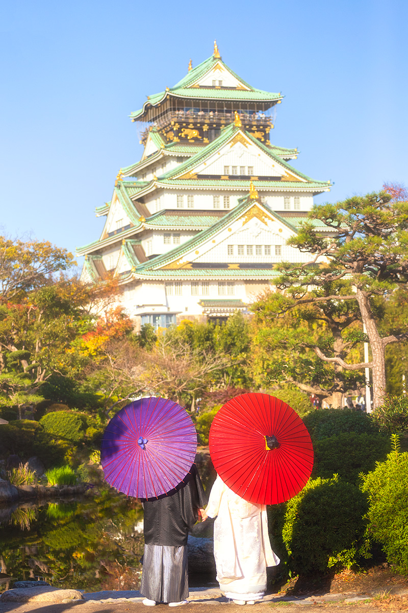 Un couple de marié devant le château d'Osaka
