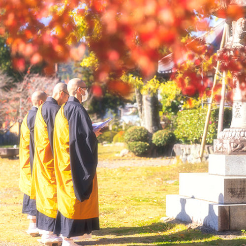 des moines prient au temple Daikaku-ji