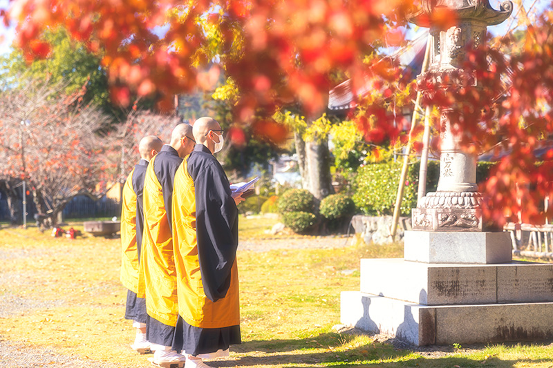 des moines prient au temple Daikaku-ji