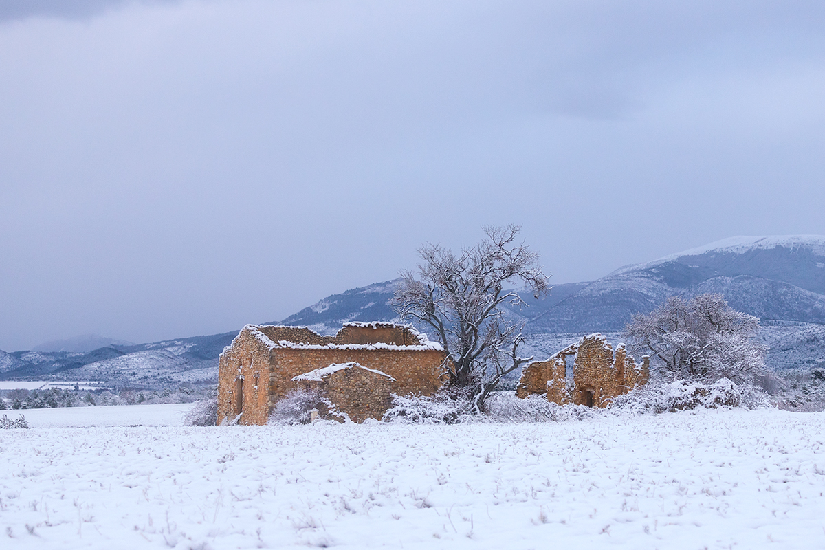 Une ruine sur le plateau de Valensole sous la neige