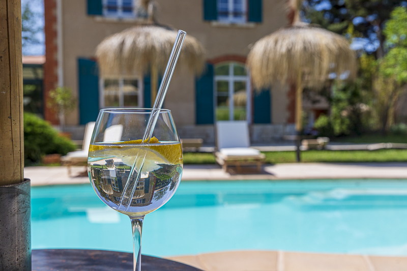 photo d'une boisson au bord de la piscine de la maison d'hôte la Pampa en Provence
