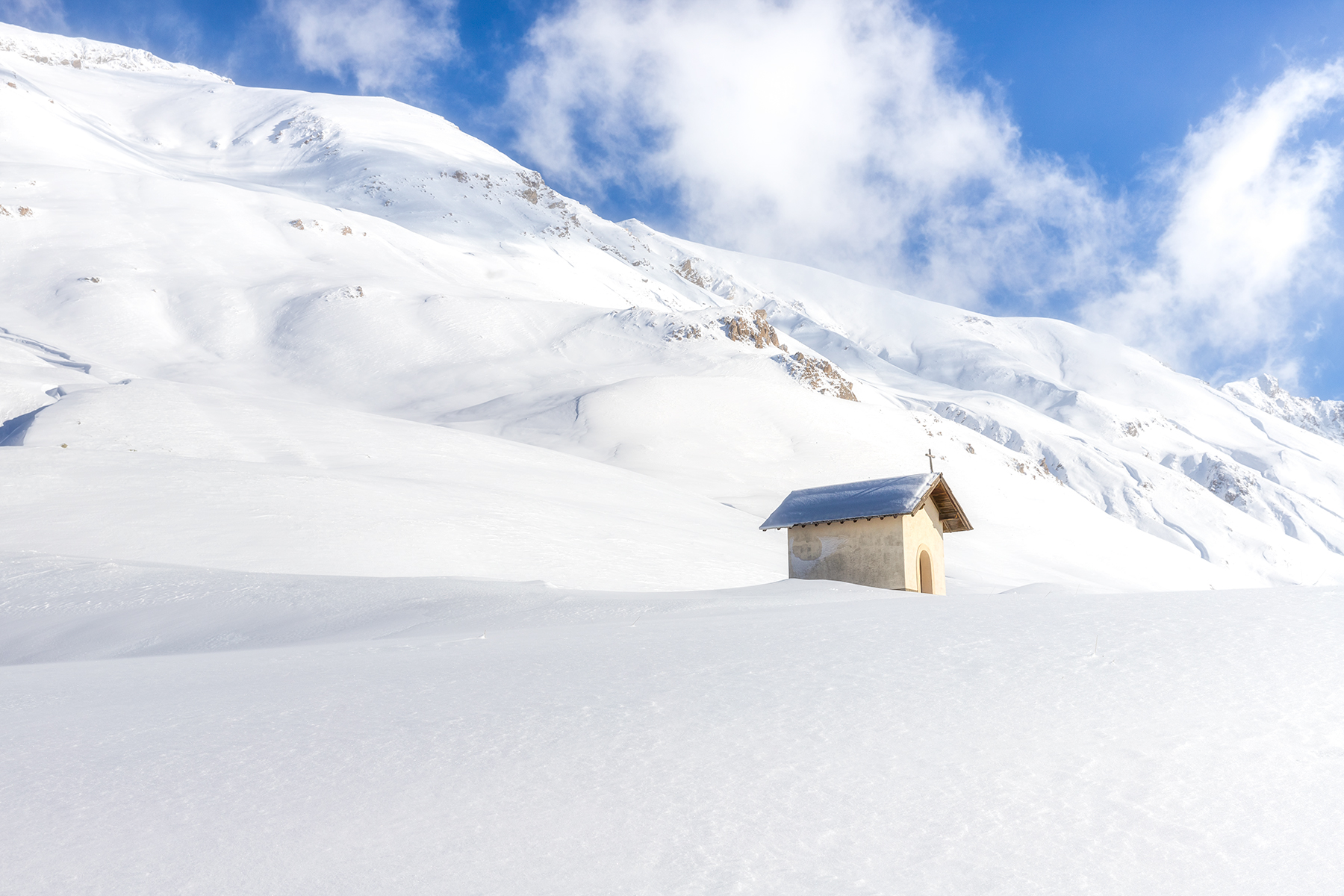 la chapelle Sainte-Marie Madeleine au col de Larche pendant l'hiver dans les Alpes de Haute Provence