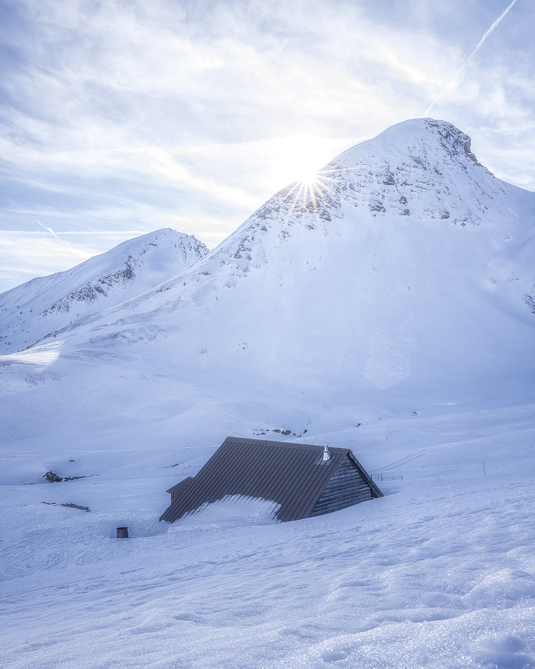 la cabane de la sestrière dans le val d'allos pendant l'hiver dans les Alpes de Haute Provence
