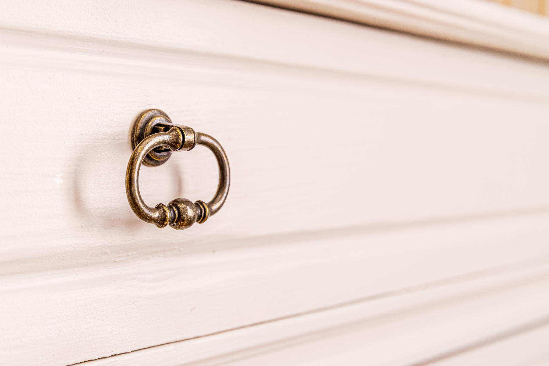 détail d'une commode dans la chambre de la location de vacances