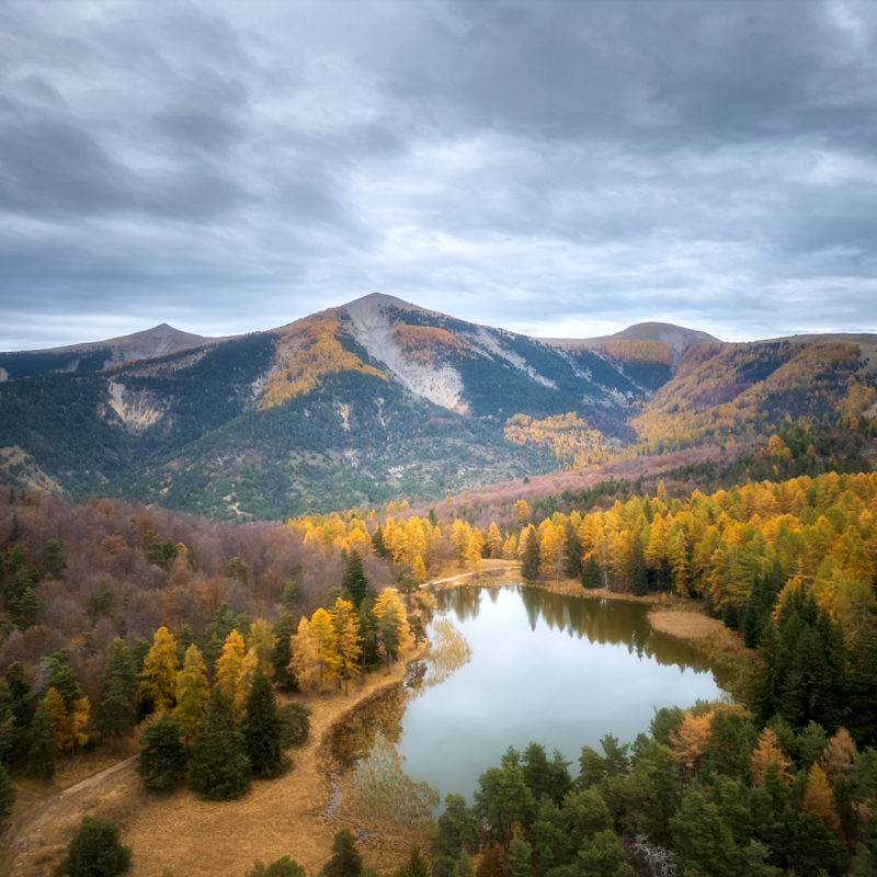 le lac des monges dans les alpes de haute provence en automne
