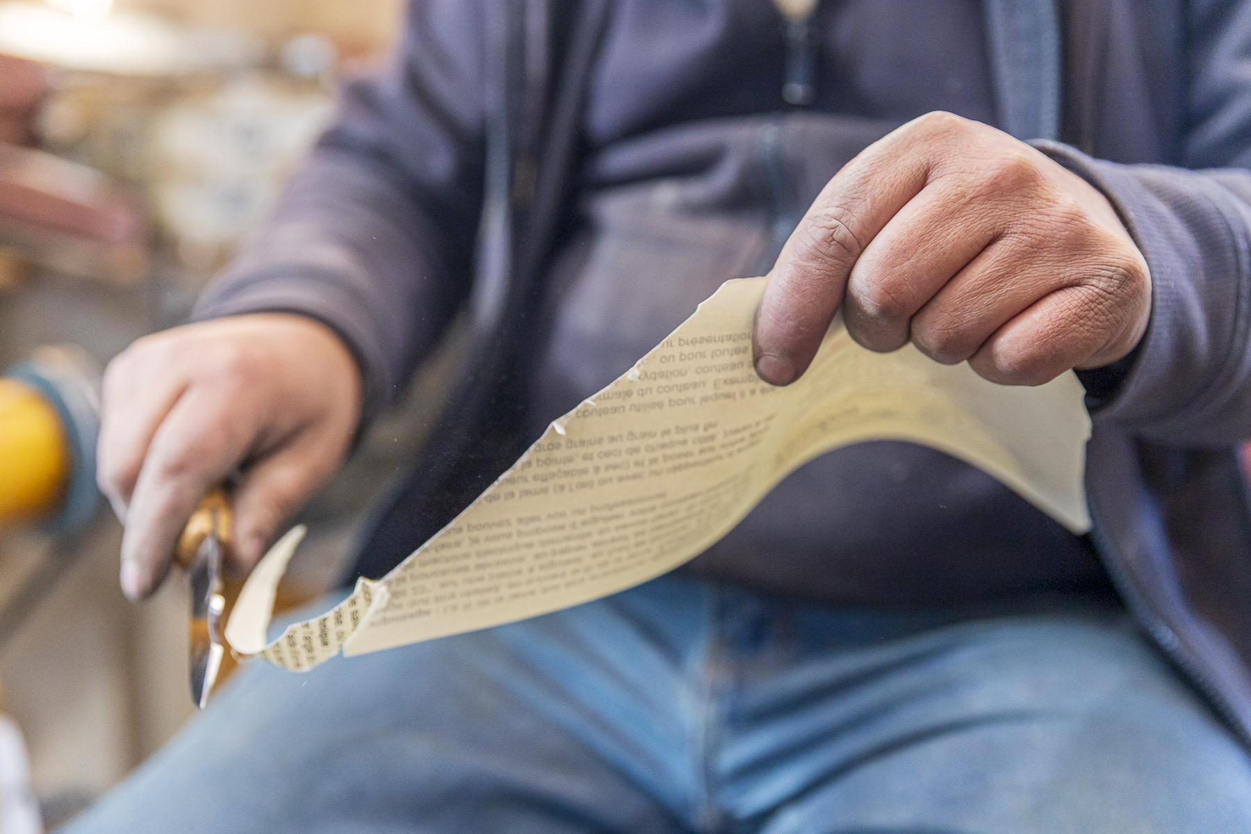 coupa d'une feuille en papier avec l'un de ses couteaux