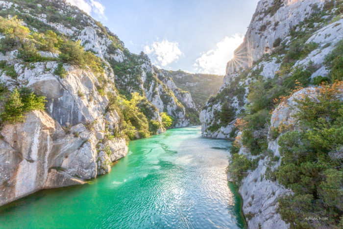 Les basses gorges du Verdon depuis Quinson avec eau turquoise et falaises calcaires