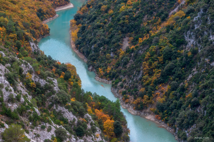 Eaux turquoise du Verdon entourées de falaises et de feuillages d’automne dans les Alpes de Haute-Provence