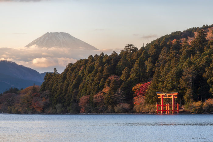 Mont Fuji et torii rouge du sanctuaire Hakone-jinja au bord du lac Ashi en automne