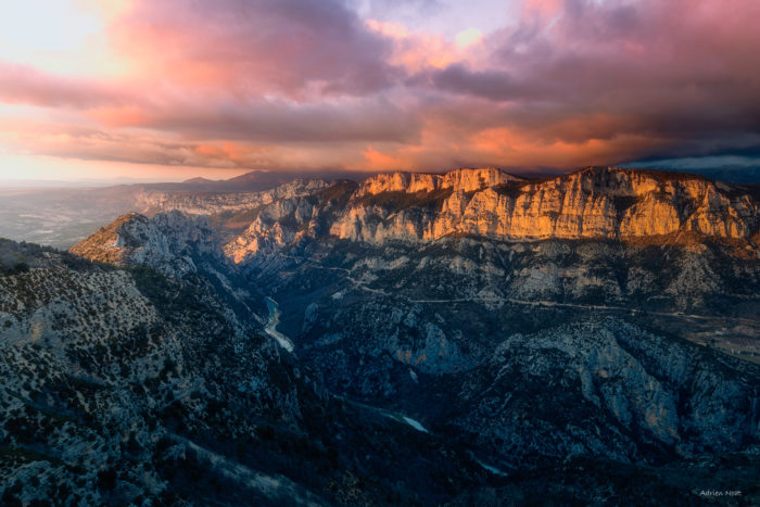 Gorges du Verdon au coucher du soleil avec falaises éclairées par les dernières lumières du jour
