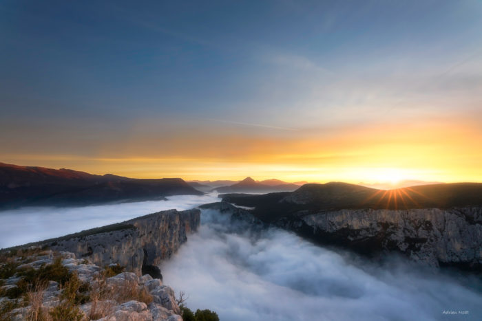 Lever du soleil sur les gorges du Verdon avec falaises calcaires et mer de nuages