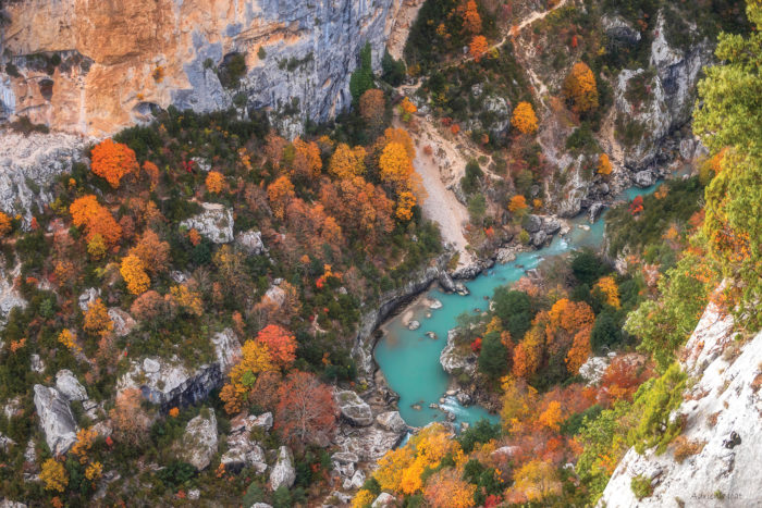 Gorges du Verdon en automne avec eau turquoise, falaises calcaires et feuillages jaunes et orangés