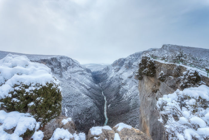 Vue hivernale des gorges du Verdon enneigées avec falaises calcaires et rivière au fond